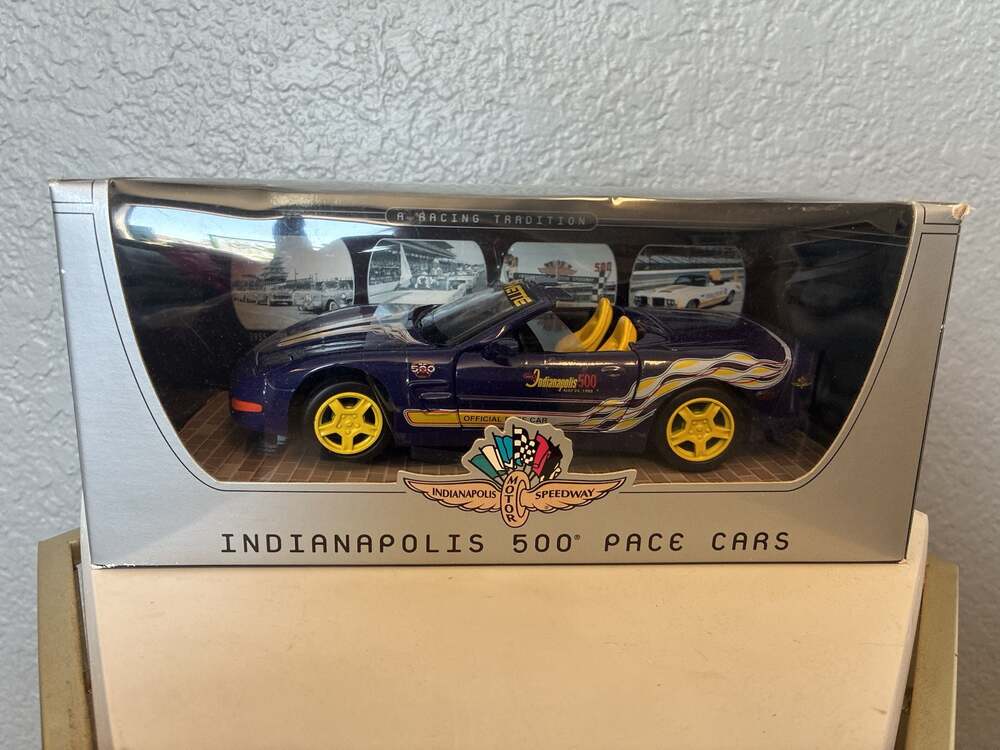Johnny Lightning 1998 Chevrolet Corvette Indianapolis 500 Pace Car 1:24 Die Cast